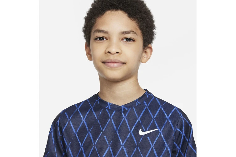 NikeCourt Dri-FIT Victory Printed Top Donkerblauw KIDS 3 NikeCourt Dri-FIT Victory Printed Top Donkerblauw KIDS - Afbeelding 3